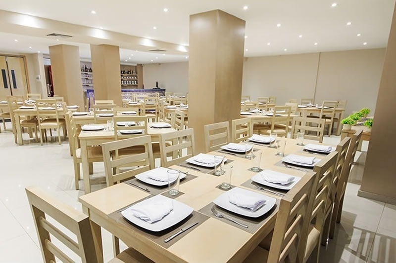 Hotel Ribai Corporativa: salón comedor elegante y moderno con mesas listas para servir.
