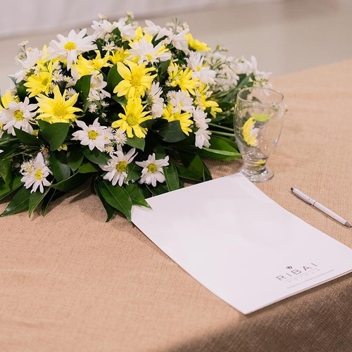 Flores frescas y material de bienvenida para eventos en Hotel Ribai Corporativa.