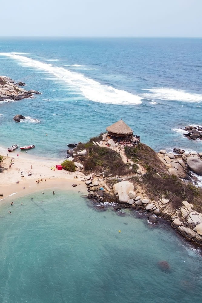 Hotel Ribai Corporativa: cabaña frente al mar en una isla rocosa con playa de arena.