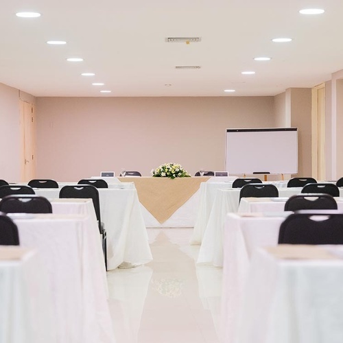 Salón de eventos en Hotel Ribai Corporativa, listo para conferencias.