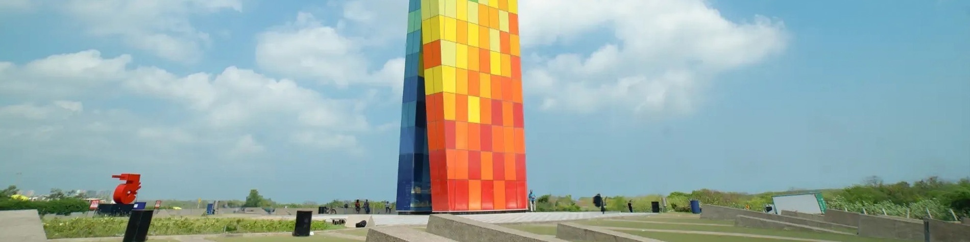 Torre Prismas, arte moderno y vistas para turismo en Barranquilla. ¡Descubre la ciudad con Ribai Hotels!