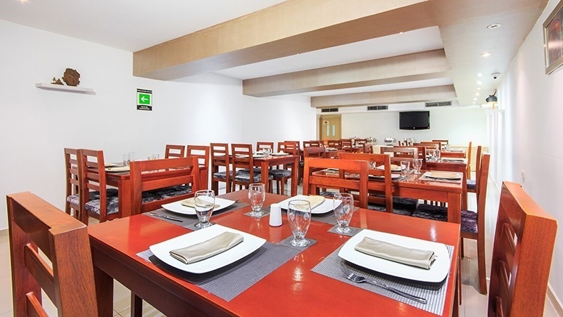 Comedor de Hotel Ribai Corporativa con mesas listas para servir.