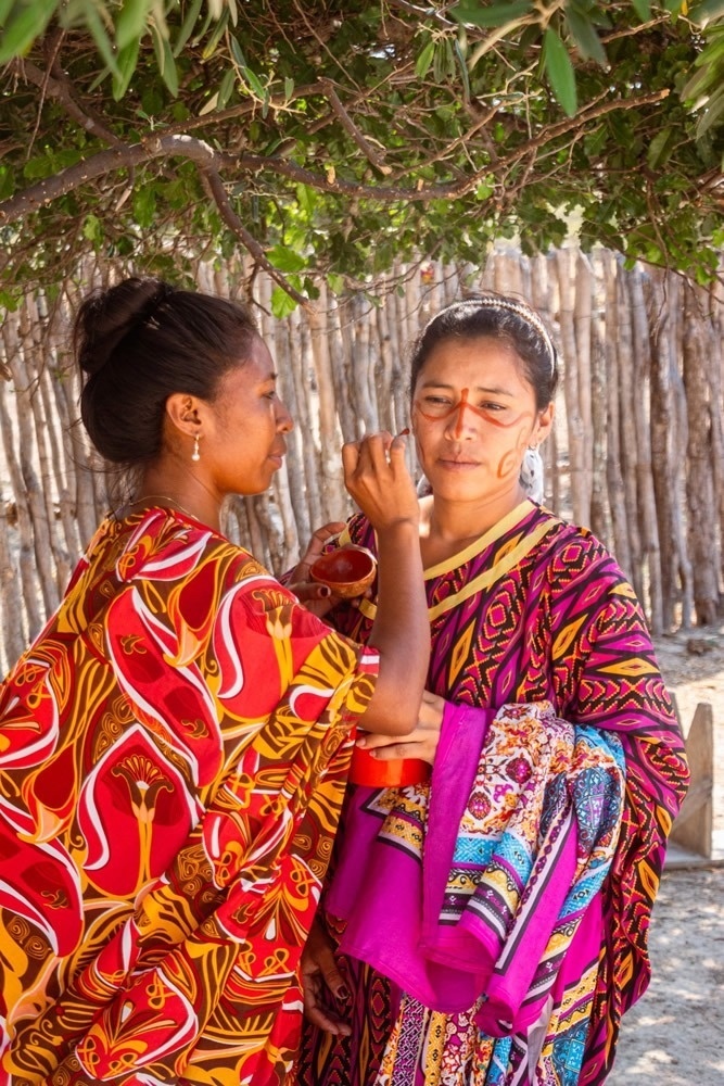 Hotel Ribai: mujeres con pintura facial, cultura y tradición.