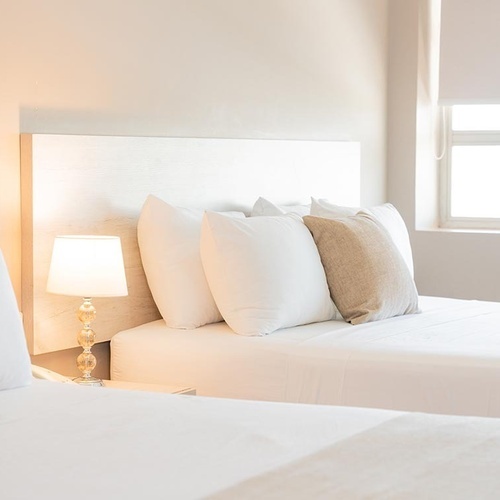 Habitaciones dobles en Hotel Ribai Corporativa con decoración acogedora y luz natural.
