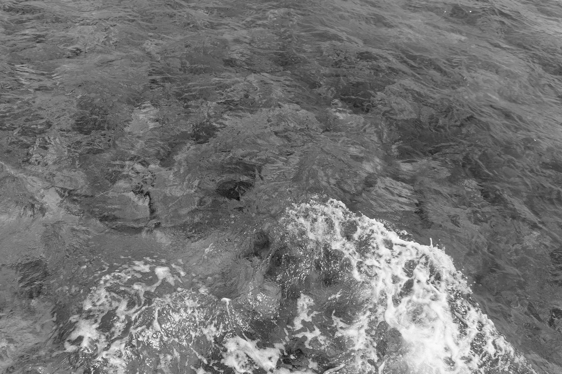 Olas espumosas en el mar cerca del Hotel Ribai Corporativa=s1900