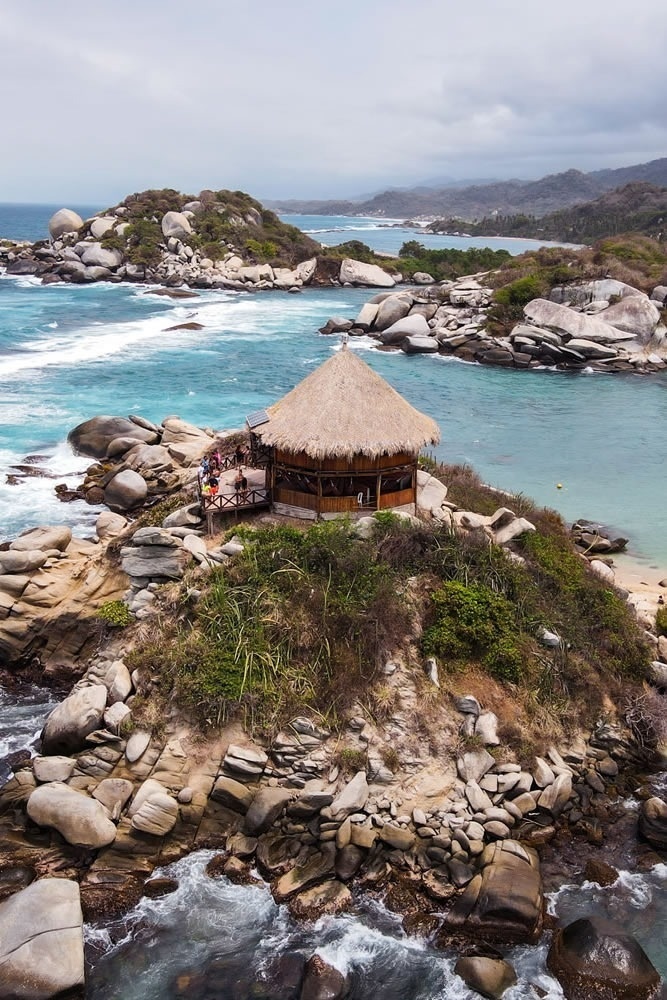 Hotel Ribai Corporativa: cabaña junto al mar en isla rocosa con vistas turquesas.
