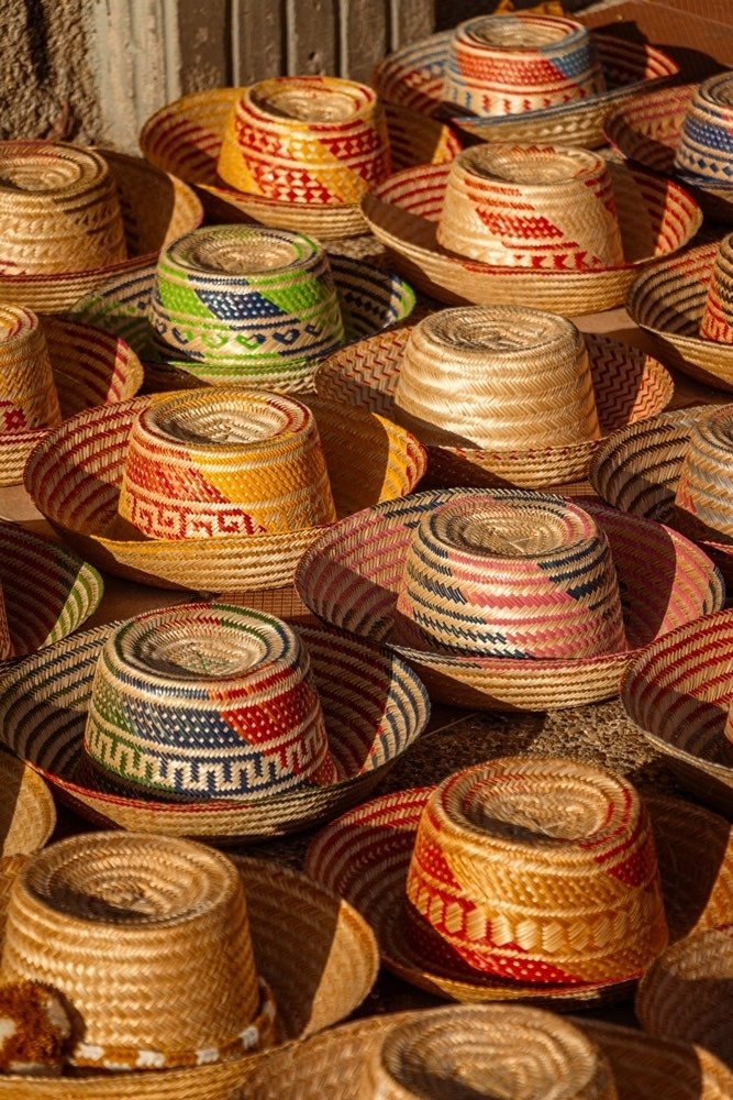 Sombreros artesanales exhibidos en el Hotel Ribai Corporativa, perfectos para tu estancia.