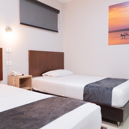 Hotel Ribai Corporativa: modernas habitaciones con dos camas individuales y arte.