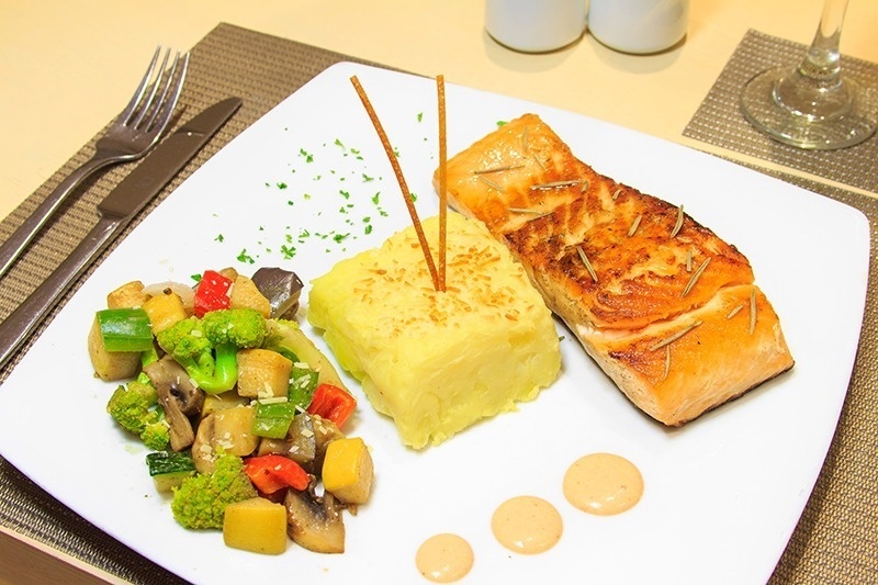 Salmón a la plancha con puré y verduras en Hotel Ribai Corporativa.