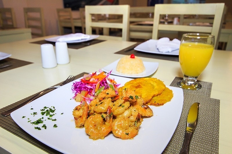 Delicioso plato de camarones con plátano frito y ensalada en Hotel Ribai Corporativa.