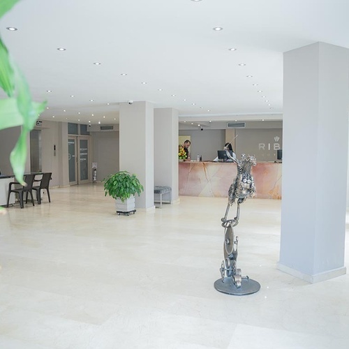 Recepción moderna y elegante del Hotel Ribai Corporativa con decoración contemporánea.