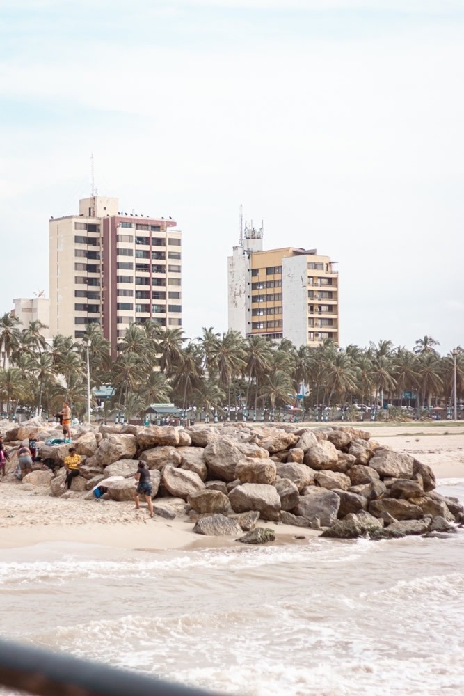 Hotel Ribai Corporativa: Edificios altos, playa y palmeras.