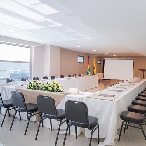 Sala de conferencias en Hotel Ribai Corporativa, lista para reuniones.