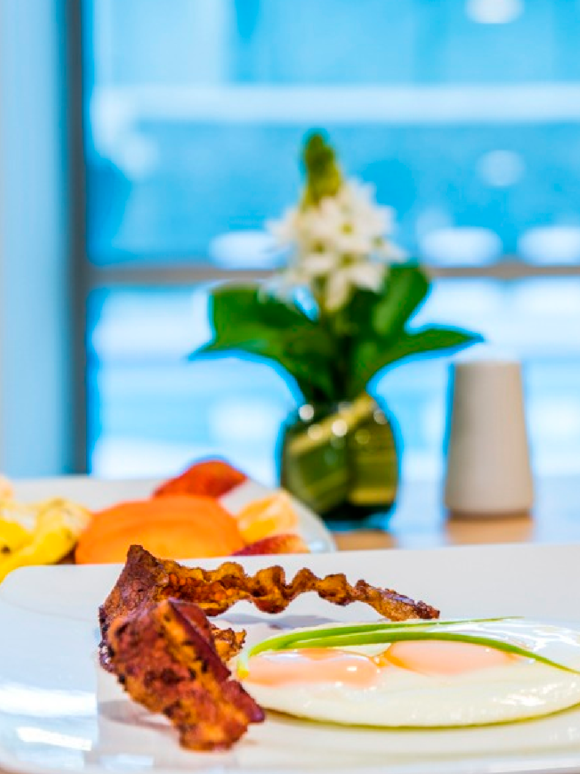 Desayuno con tocino y huevo en Hotel Ribai Corporativa.