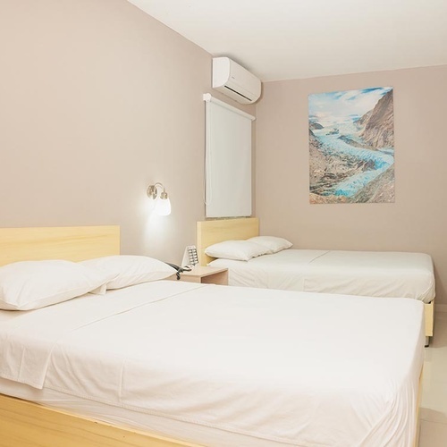 Habitación doble con camas limpias en Hotel Ribai Corporativa.