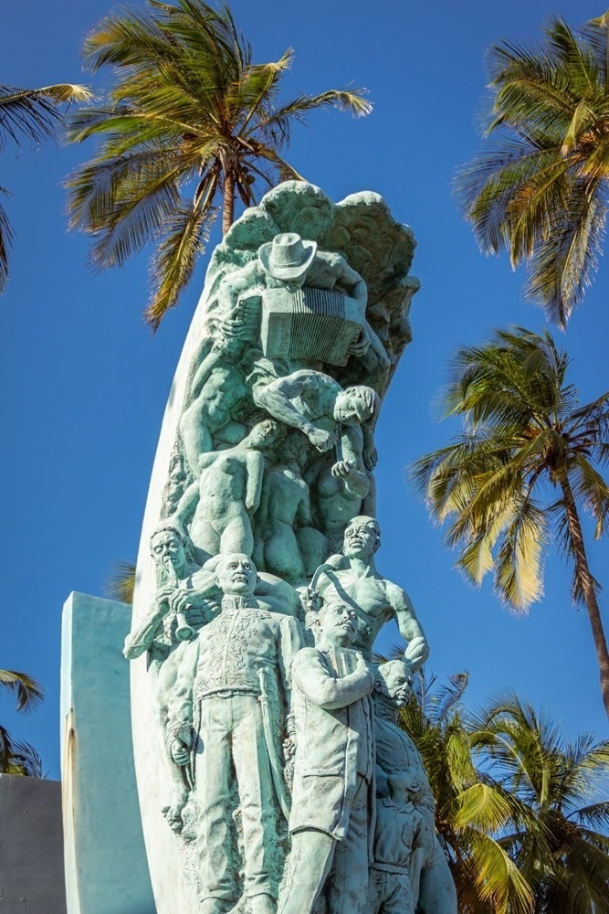 Monumento histórico rodeado de palmeras, ideal para tu estancia en Hotel Ribai Corporativa.