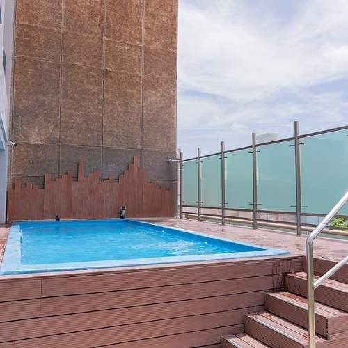 Hotel Ribai Corporativa: Piscina de azotea con vistas panorámicas y terraza de madera.