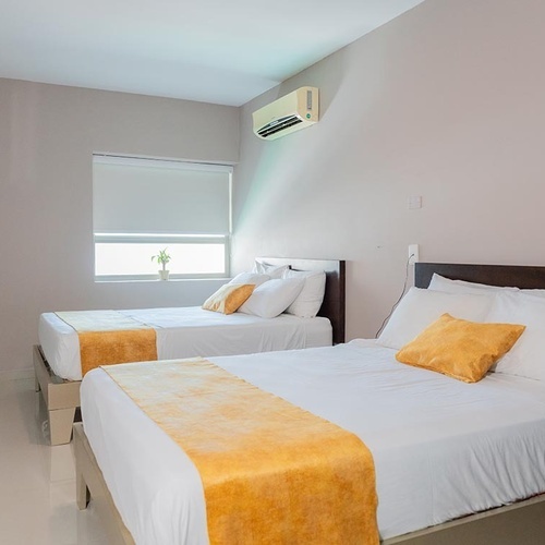 Habitación doble en Hotel Ribai Corporativa con camas cómodas y decoración moderna.