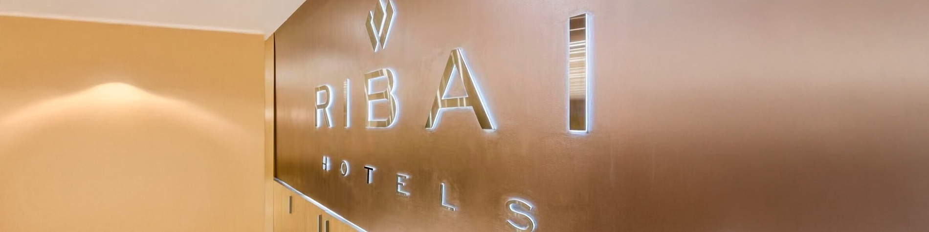 Logotipo iluminado de Ribai Hotels, sinónimo de Hoteles en el Caribe Colombiano. ¡Descubre tu oasis!