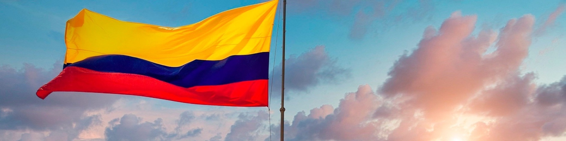 Bandera de Colombia ondeando con orgullo, ideal para un Blog de Viajes por Colombia con consejos y guías de Ribai Hotels.