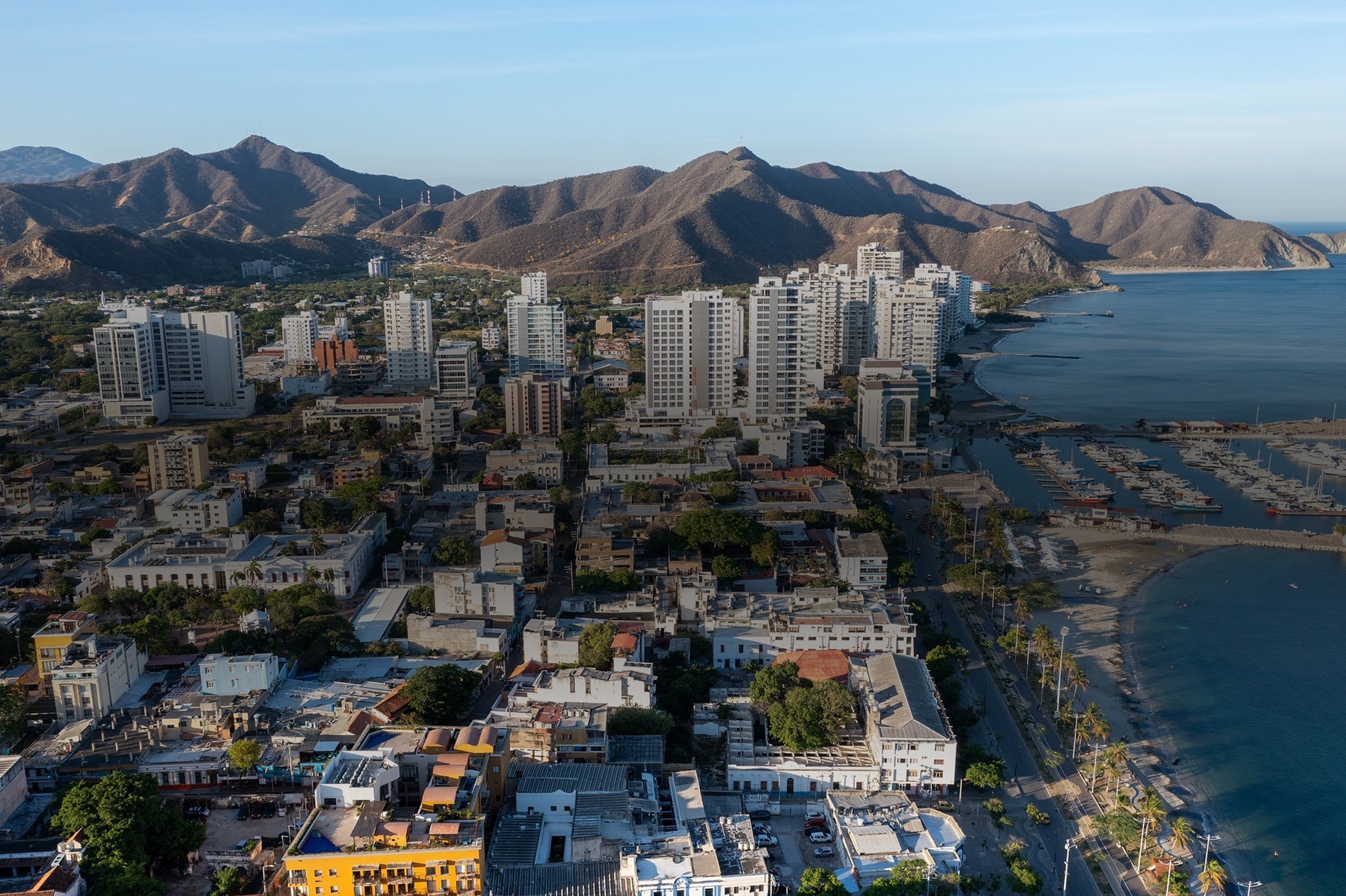 Hotel Ribai Corporativa: vistas panorámicas de la bahía y montañas.