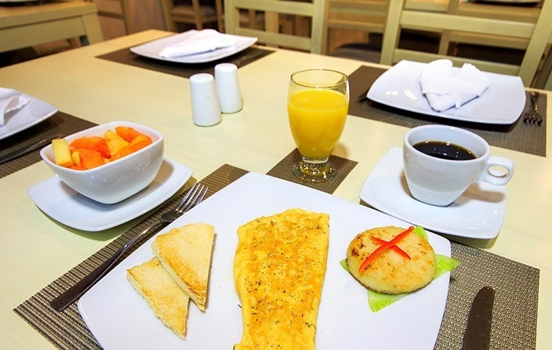Desayuno en Hotel Ribai Corporativa: omelette, tostadas, fruta y café.