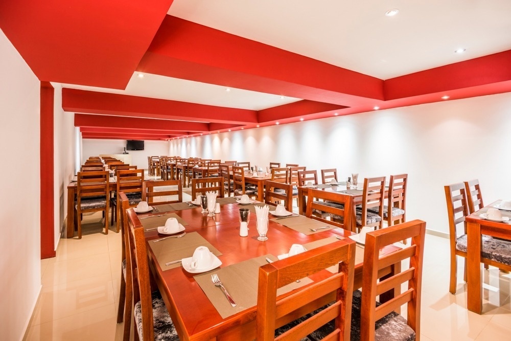 Comedor del Hotel Ribai Corporativa: mesas listas con manteles y tazas.