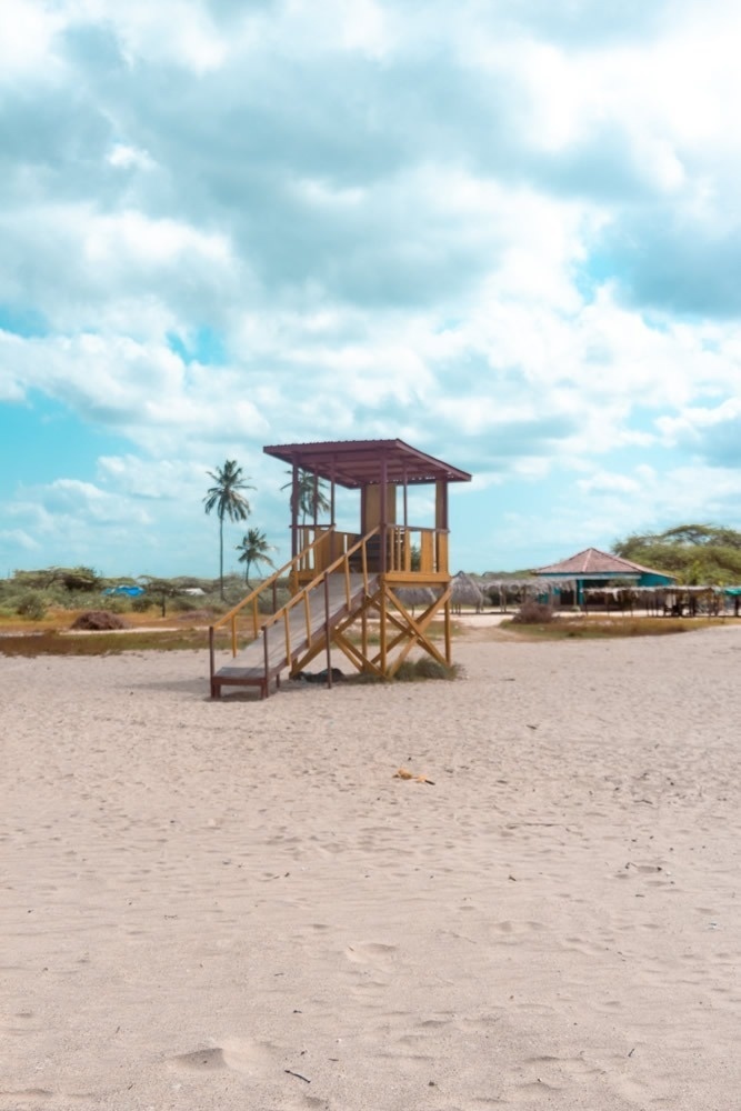 Torre de salvavidas en la playa, cerca del Hotel Ribai Corporativa.
