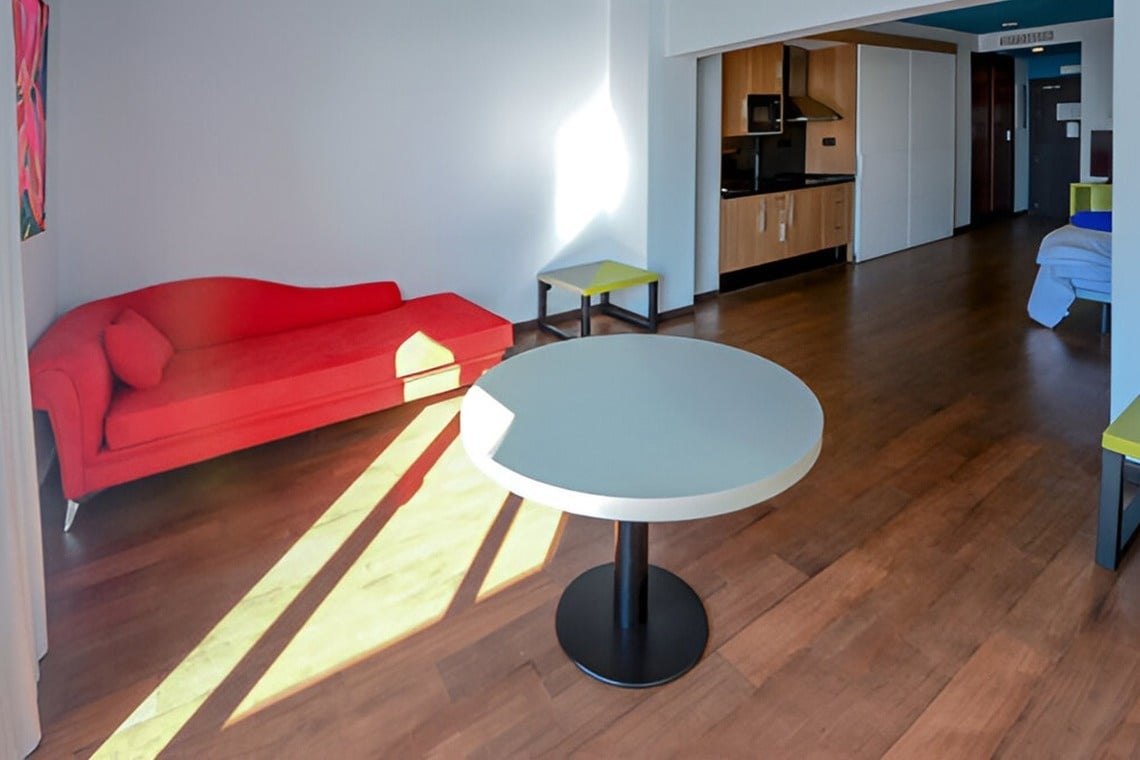 una habitación de hotel con una cama y una lámpara