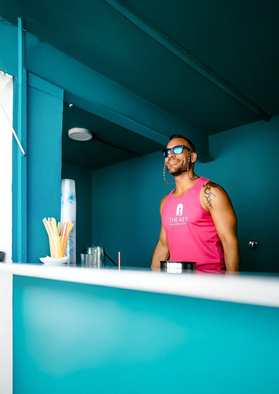 dos mujeres acostadas en la playa con una lata de coca cola y una botella de cerveza