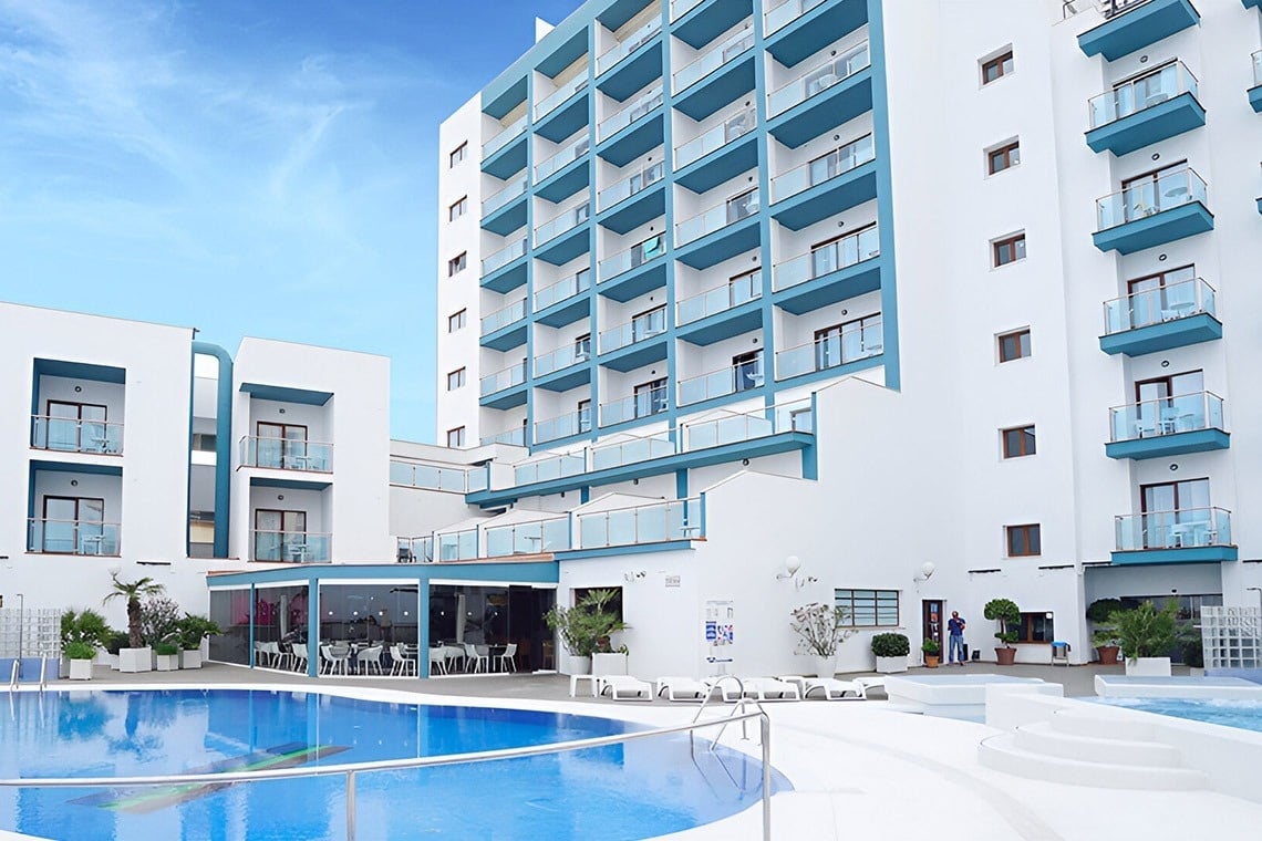 un cartel con las palabras descanso , gastronomia , diversion , desconexion .