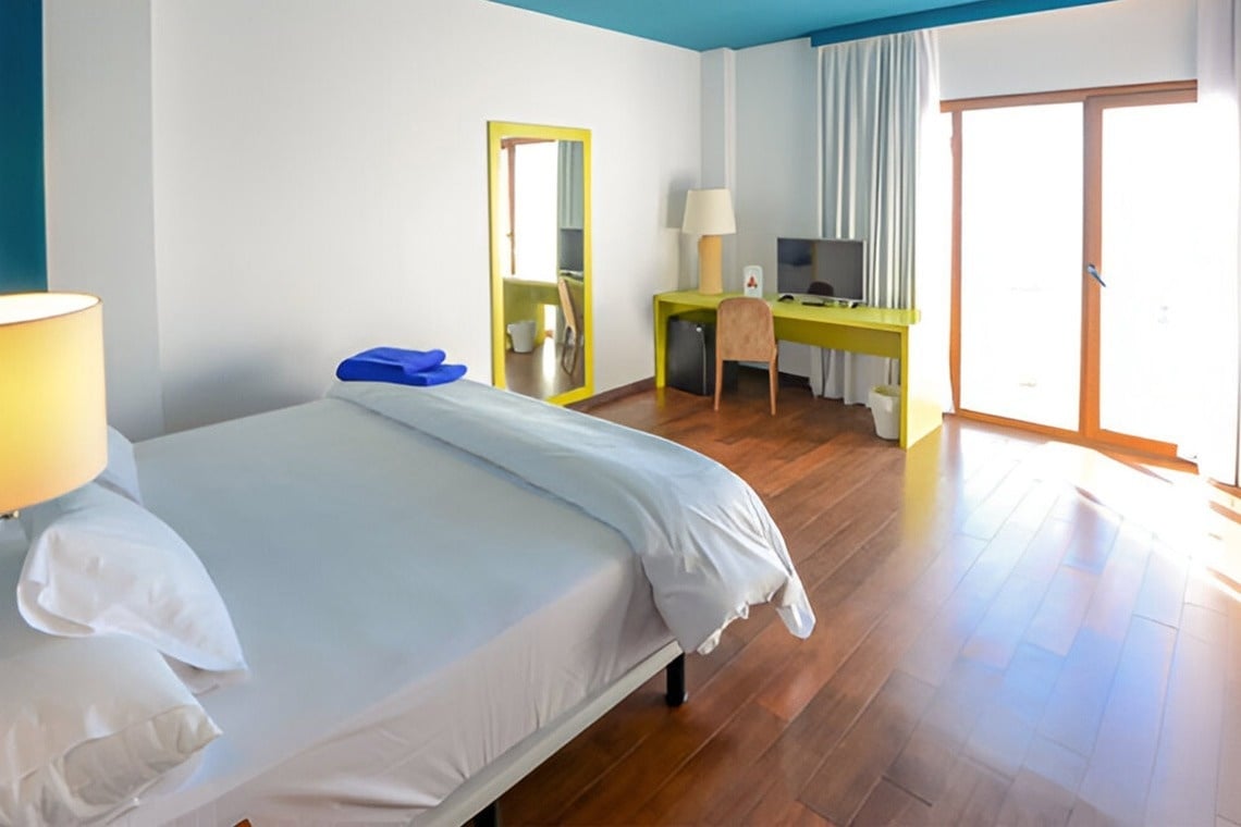 una calabaza blanca y un girasol amarillo están sobre una mesa de madera .