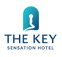 un logotipo para ritual hoteles con una silueta de una persona