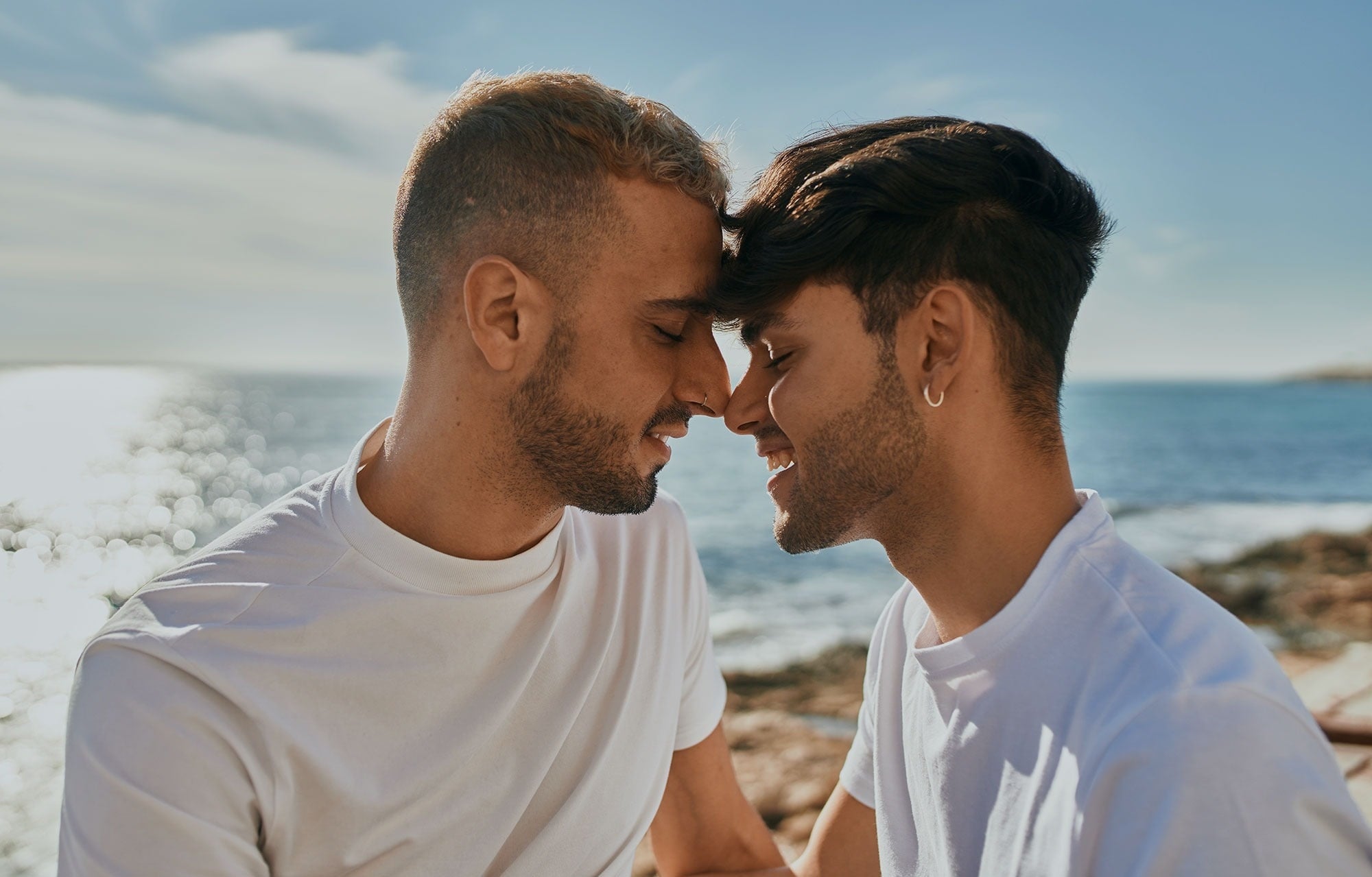 una mesa con un plato de frutas y dos copas de vino
