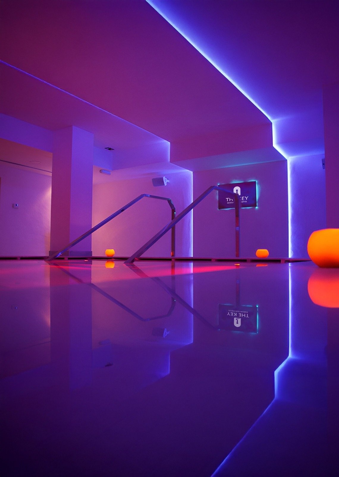 una hoja en forma de corazón está en la playa