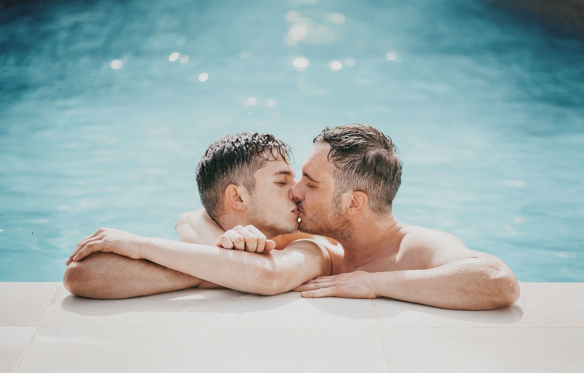 una vista aérea de una playa y el océano