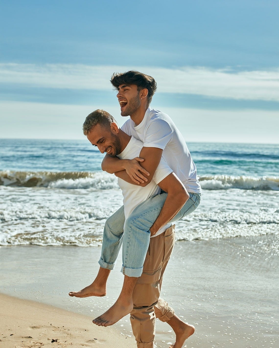 una habitación de hotel con dos camas y una mesa