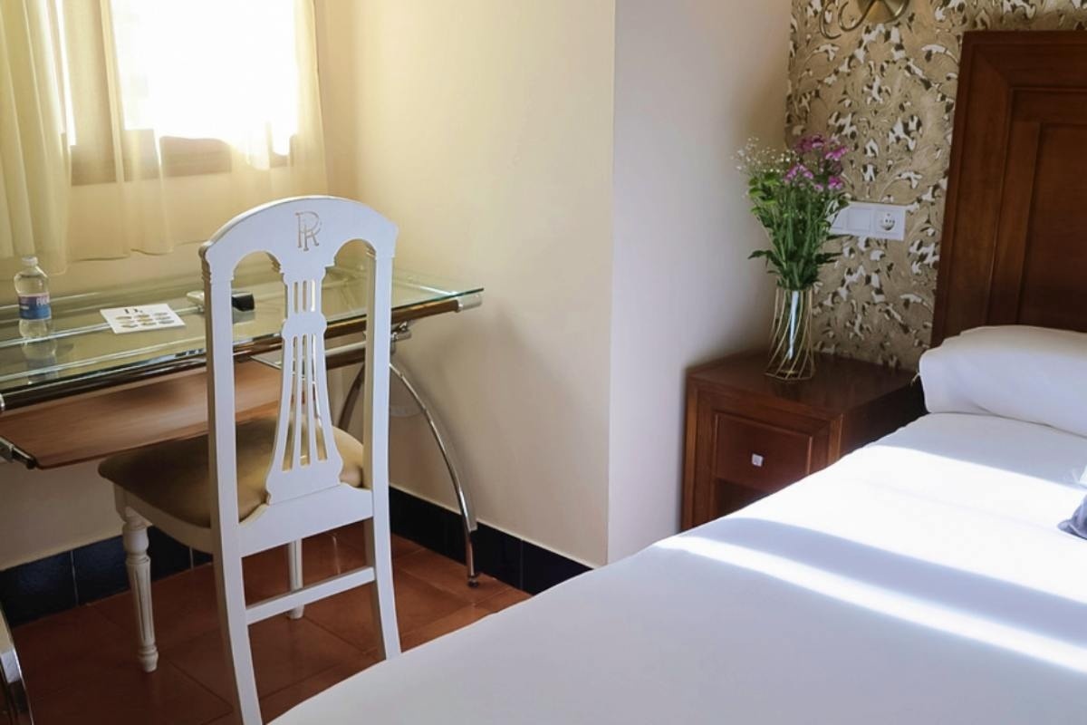 una silla blanca con la letra r en la espalda