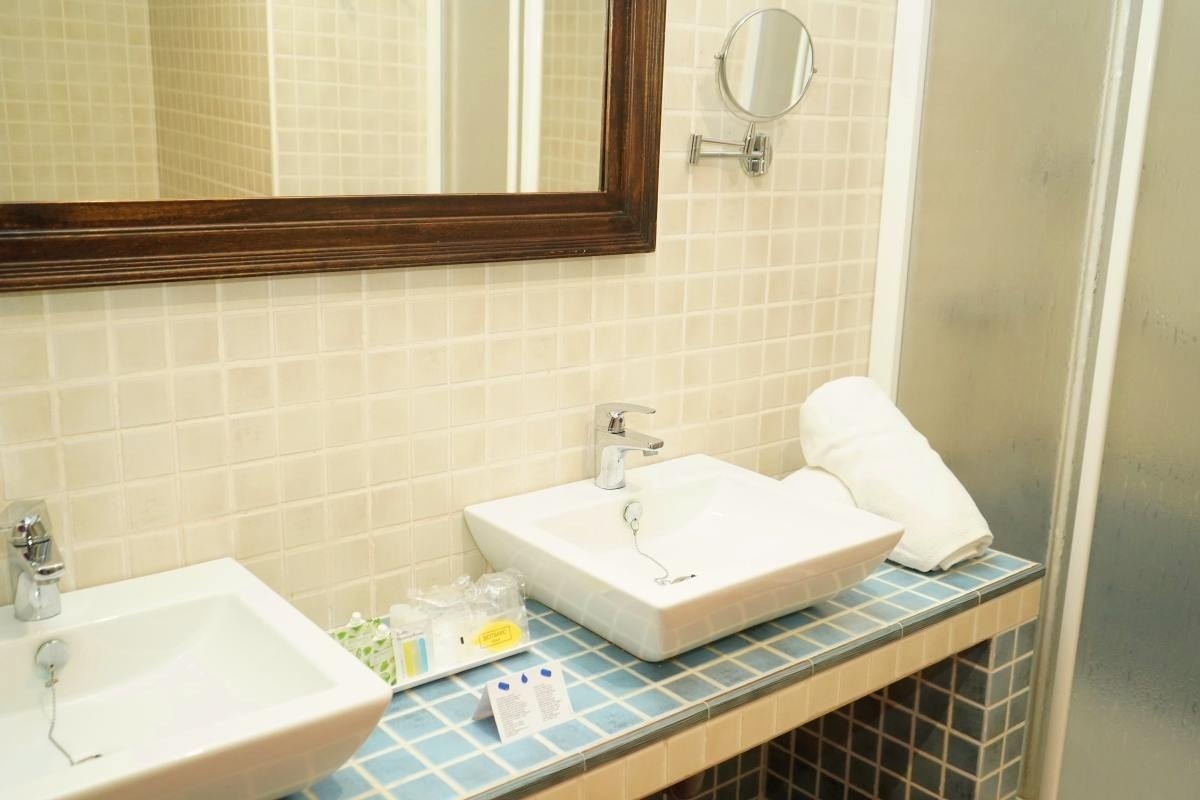 un baño con dos lavabos y un espejo