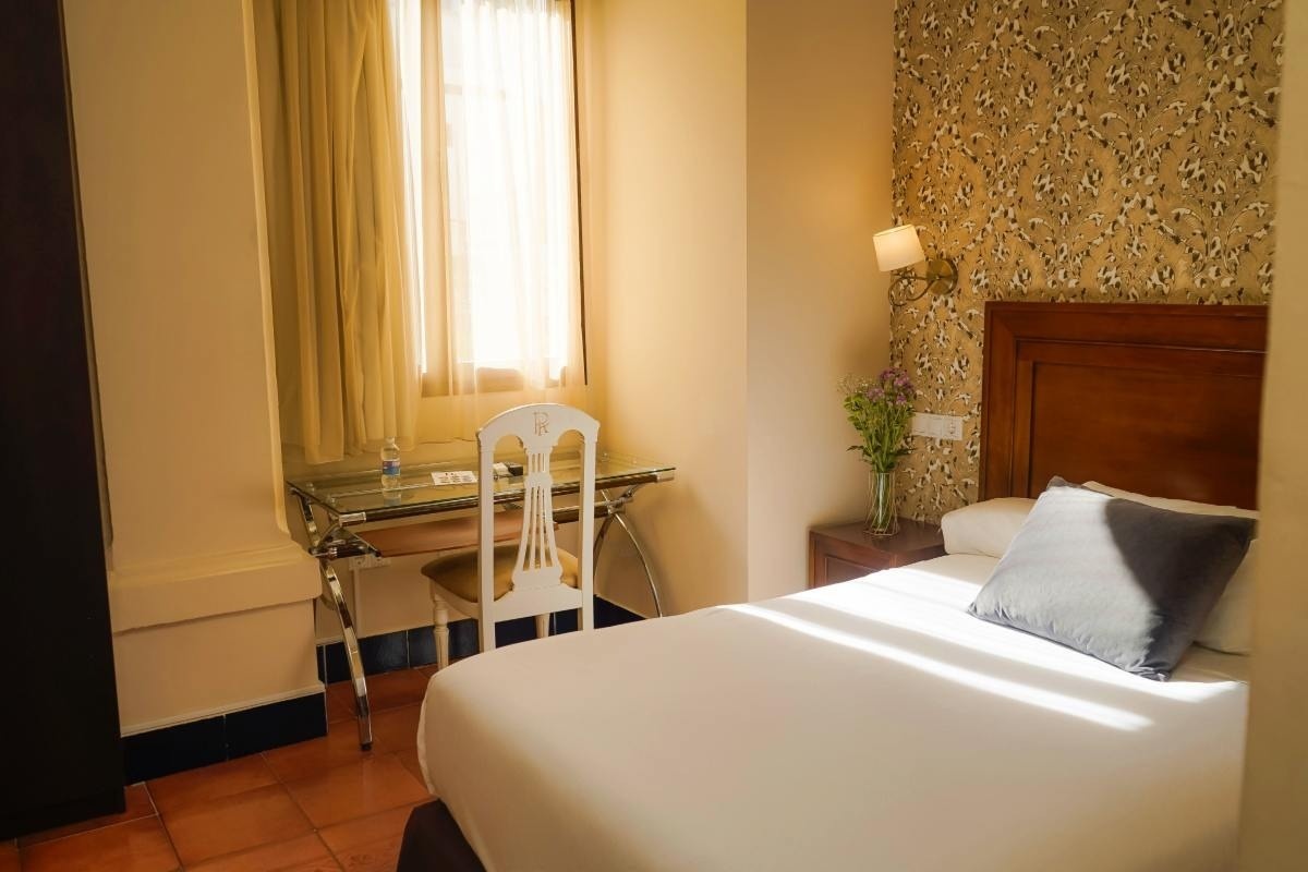 una habitación de hotel con una cama y una mesa