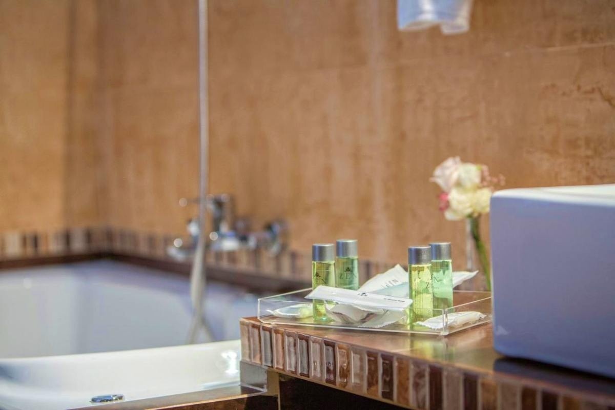 un baño con productos de aseo y una bañera