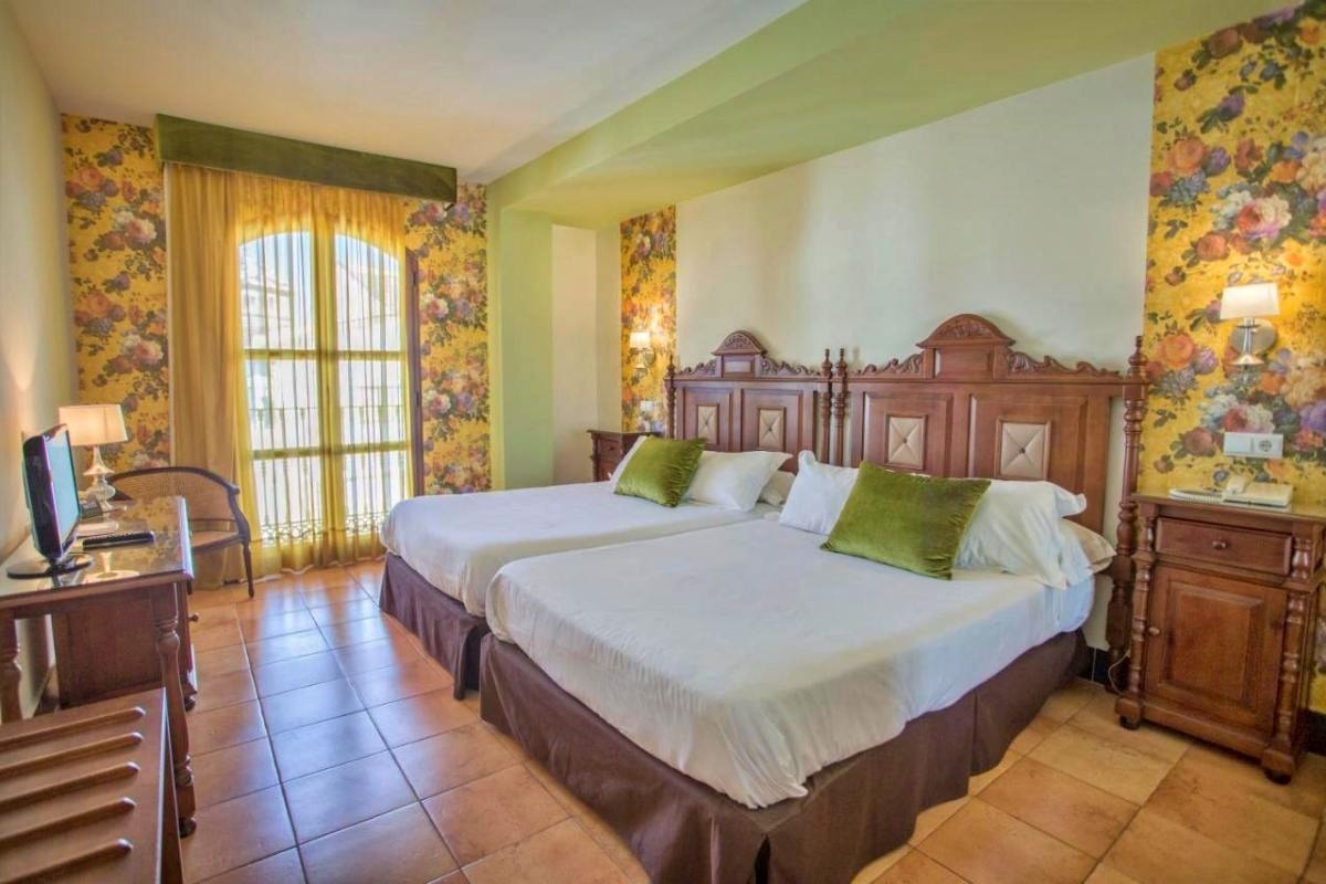 una habitación de hotel con dos camas y una televisión