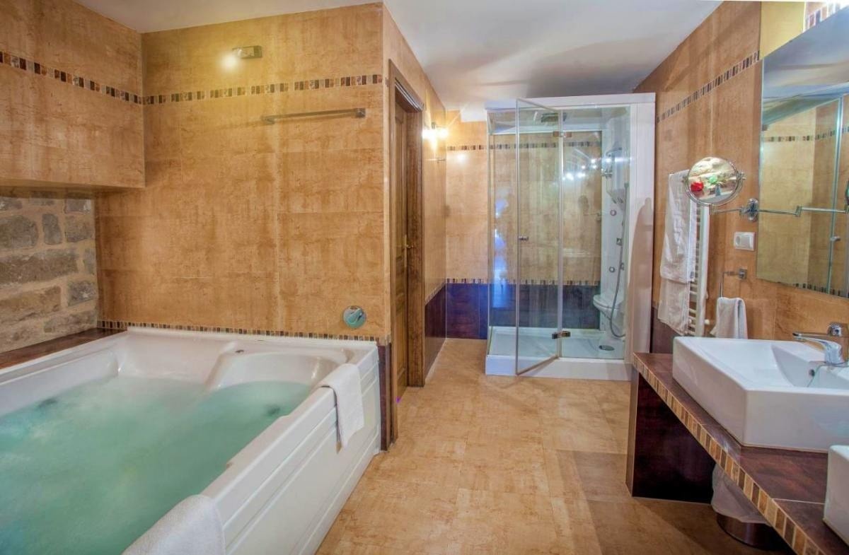 un baño con una bañera y un lavabo