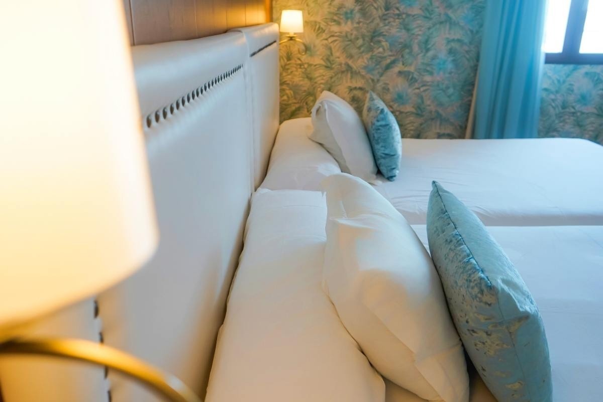 una habitación de hotel con dos camas y una lámpara