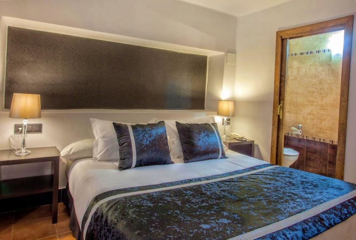 una habitación de hotel con una cama y una lámpara