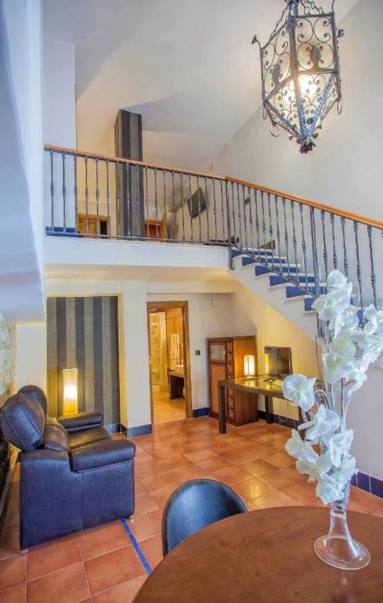 una sala de estar con un sofá y una mesa