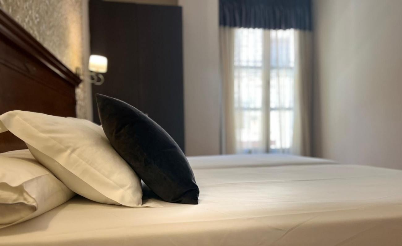 una habitación de hotel con dos camas y una ventana