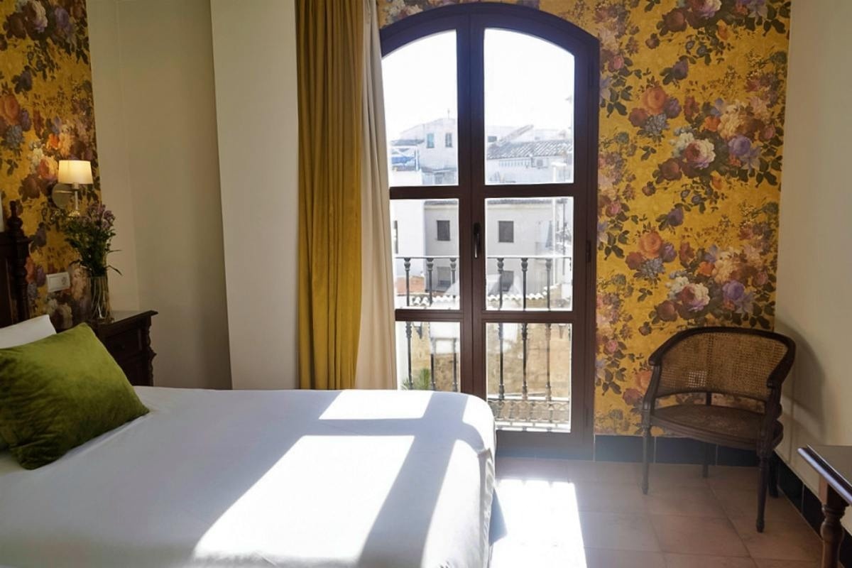 una habitación de hotel con una cama y una silla