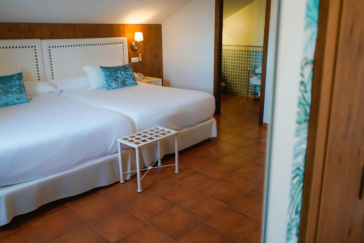 una habitación de hotel con dos camas y una ventana