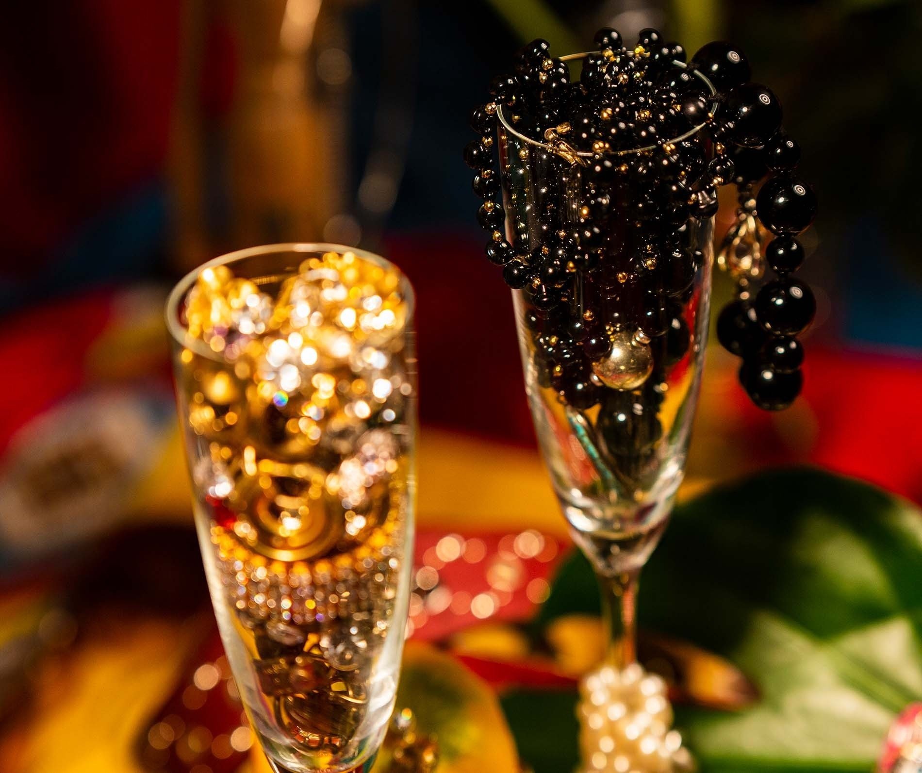 un reloj de arena de madera está sobre una mesa junto a hojas secas